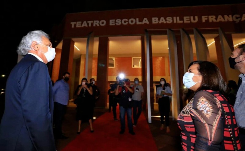 “Entrego ao povo goiano o Teatro Escola Basileu França”, diz Caiado na reinauguração