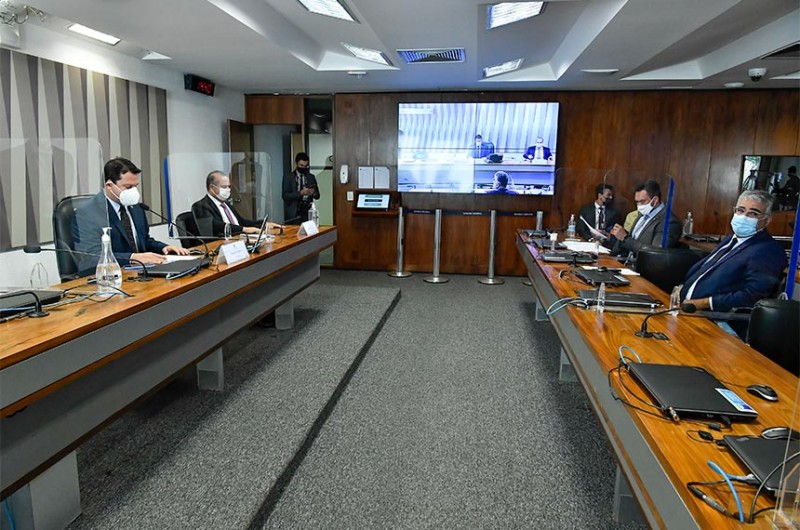 Comissão analisa inclusão do nome do cônjuge em boletos para comprovar residência